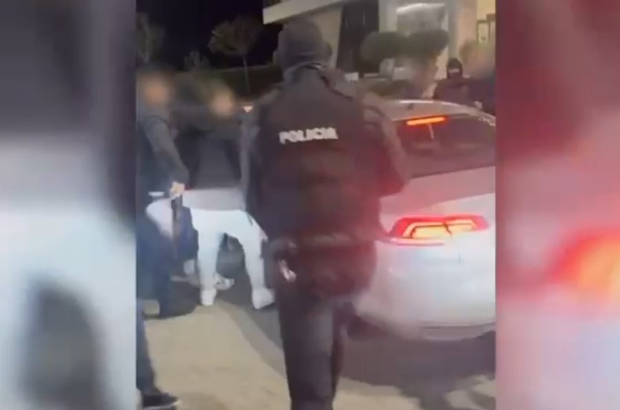 10 mijë euro pistoletat, arrestohen 2 persona nga Kosova, do shisnin armë e municione në Tiranë