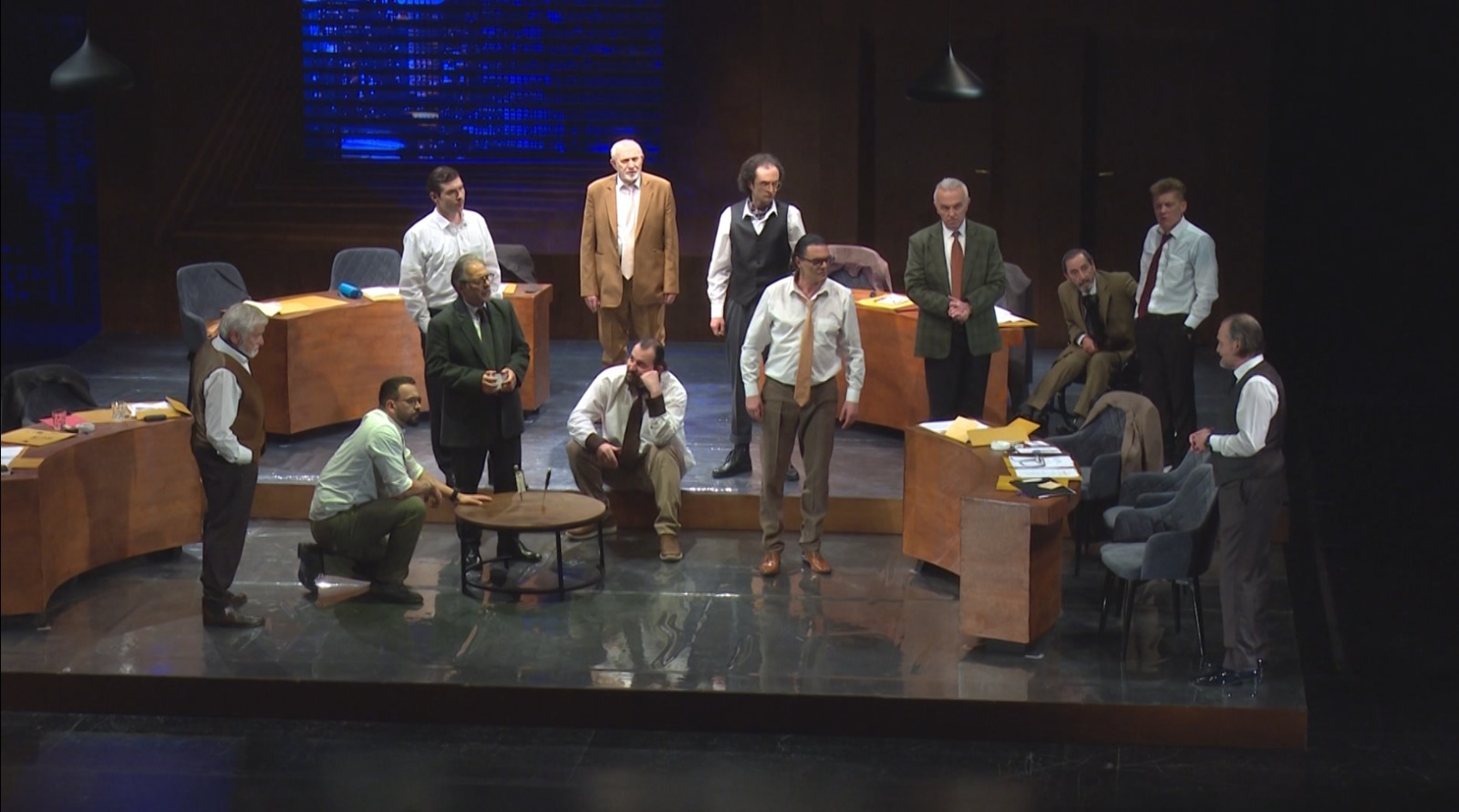 “12 burra të zemëruar” në skenë, drama premiere nga sot në mbrëmje në Teatrin Kombëtar