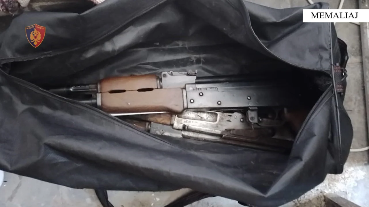 20-vjeçari fsheh në banesën e të moshuarës 2 kallashë për llogari të një grupi kriminal