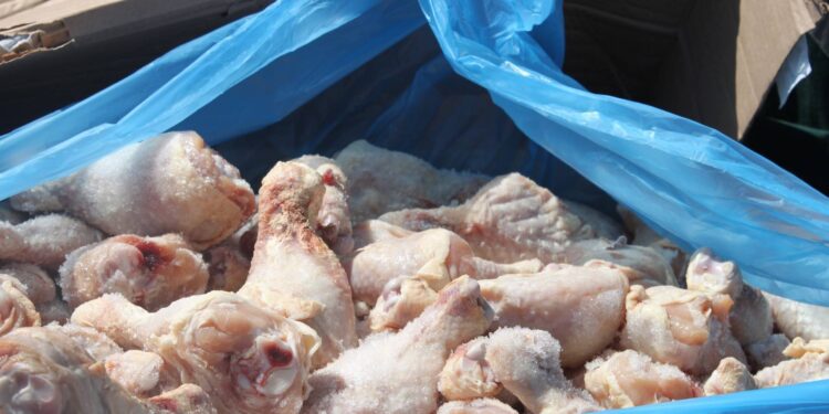 500 kg mish pule me salmonelë gjenden në fast food, markete dhe restorant në Vlorë