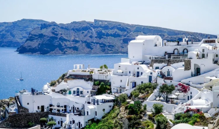 A rrezikon ishulli ikonik të ‘zhduket’ nga një tjetër vullkan? Shkencëtarët ‘zbarkojnë’ në Santorini!