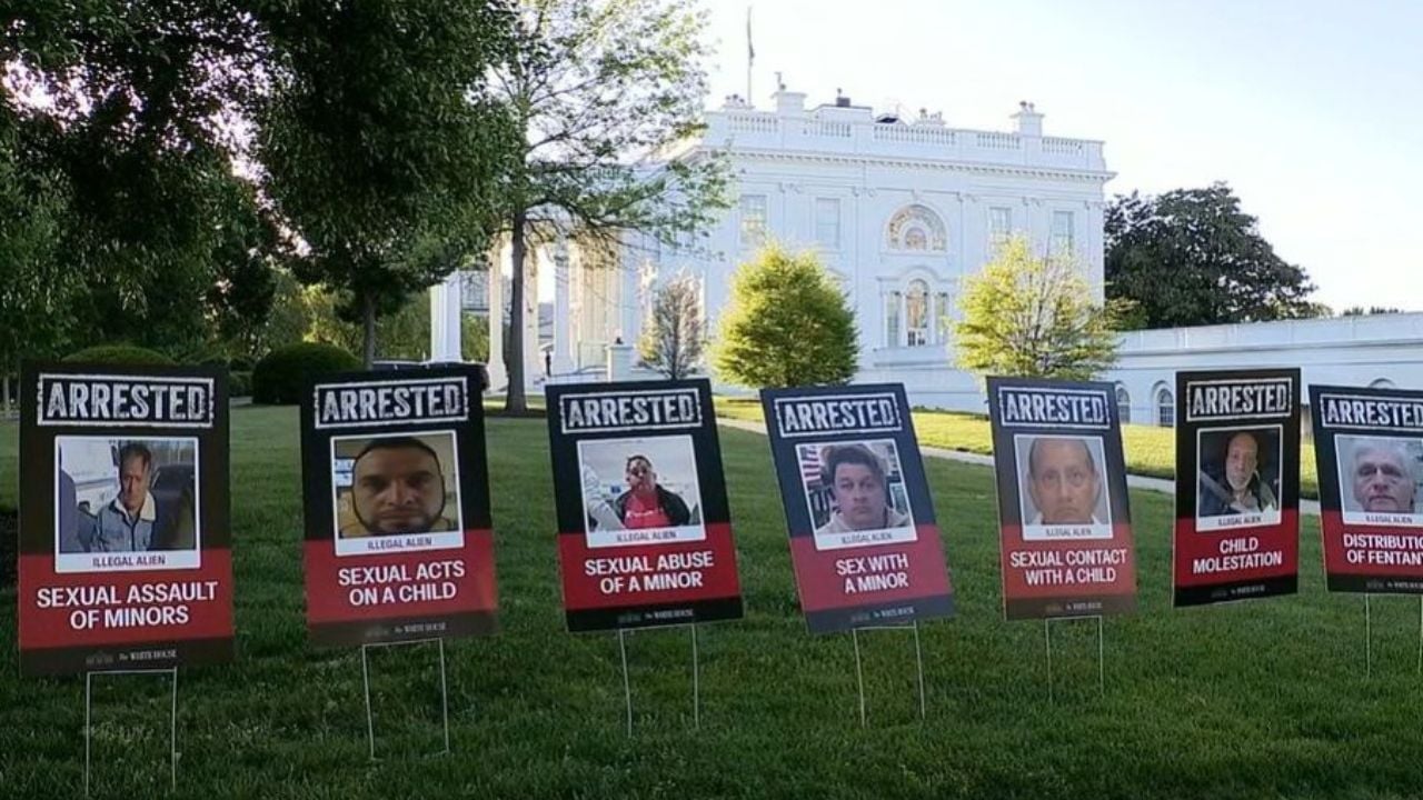 Administrata Trump “zbukuron” Shtëpinë e Bardhë me rastin e 100 ditëve në detyrë, vendos 100 postera të emigrantëve të dëbuar para shtëpisë presidenciale