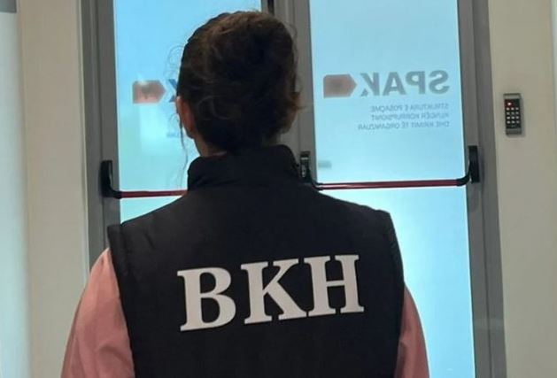 Agjentët e BKH-së “zbarkojnë” në Elbasan, sekuestrohen dosje e kompjuterë me urdhër të SPAK në një biznes të njohur
