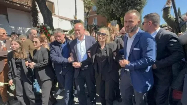 “Ai duhet të kalbet në burg”! babai i Ilarias në varrimin e së bijës: Vajza ime nuk meritonte të përfundonte kështu! Duam drejtësi!