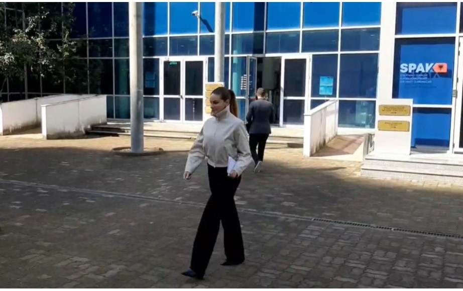 Ajola Xoxa paraqitet në SPAK, respekton masën “detyrim paraqitje”