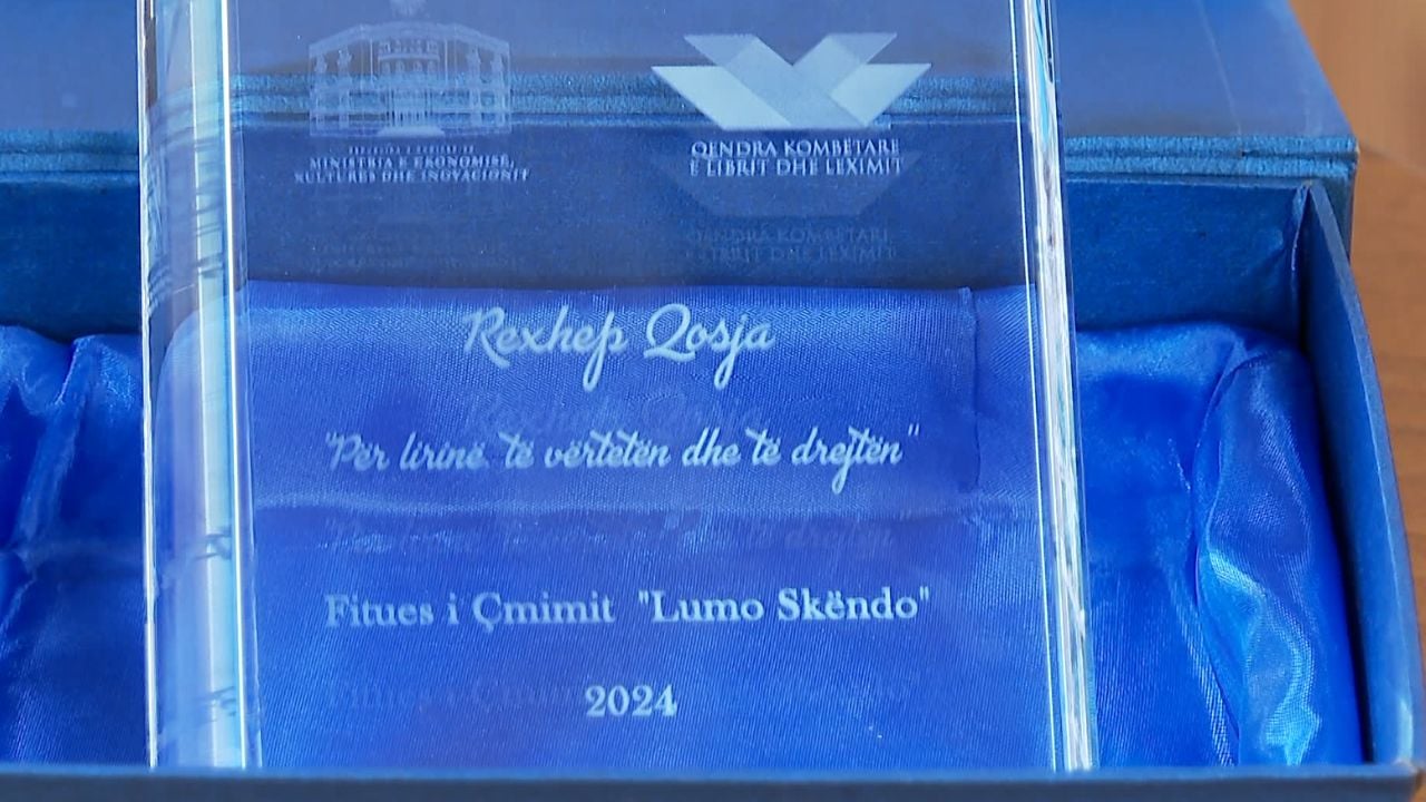 Akademiku Rexhep Qosja fiton çmimin “Lumo Skëndo” me veprën “Për lirinë, të vërtetën dhe të drejtën”