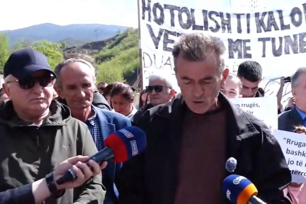 Aksi Elbasan-Qafë Thanë, banorët e Hotolishtit në protestë: Balluku nuk erdhi në takimin e paralajmëruar, absurditet