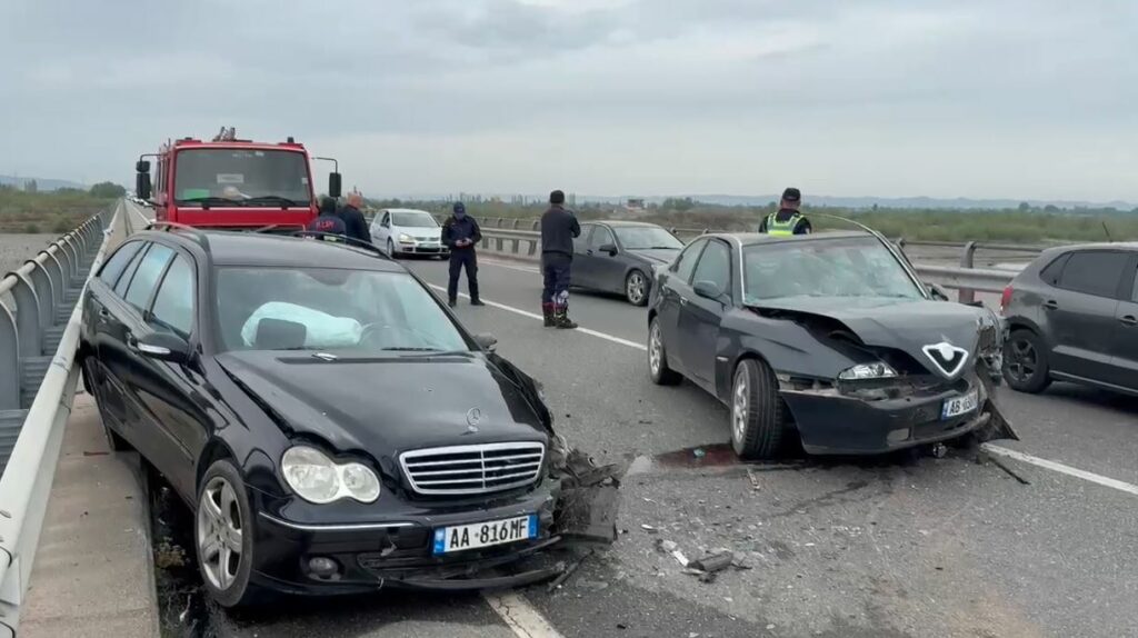 Aksident i rëndë në aksin Lezhë-Laç/ Përplasen dy makina me njëra-tjetrën, plagoset një prej shoferëve