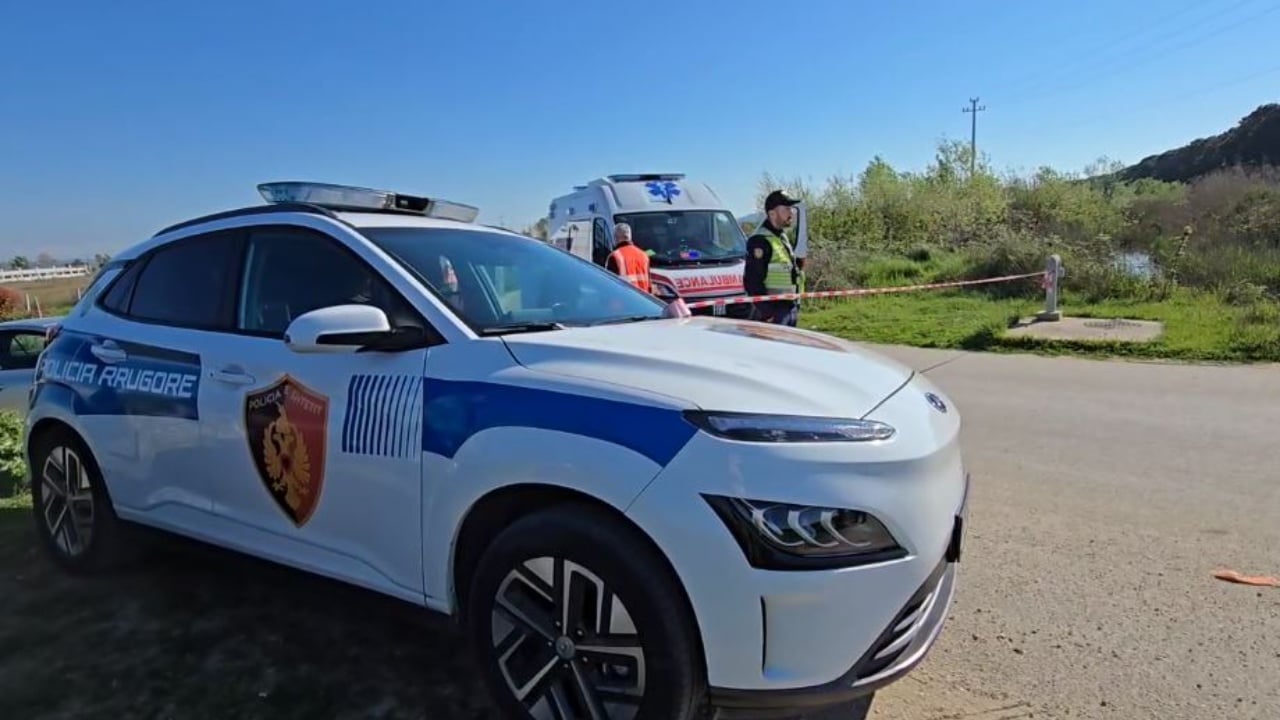 Aksident i rëndë në Durrës, 16-vjeçari përplas për vdekje një person! Makina përfundon në ujë