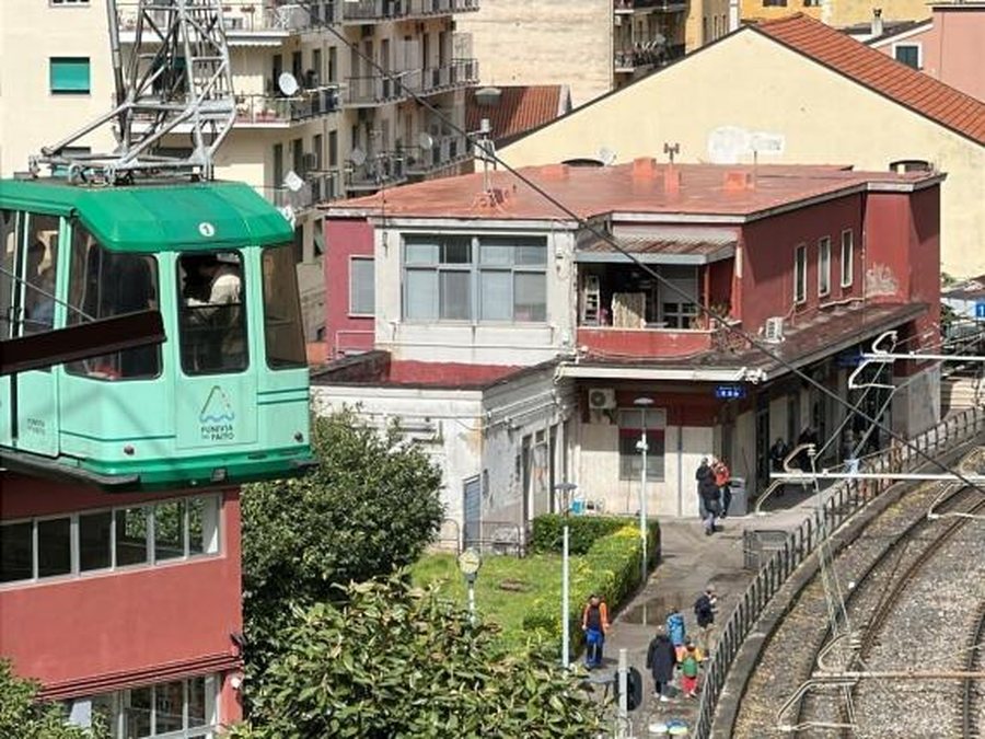 Aksident i rëndë në Napoli/ Shkëputet e kablloja e teleferikut, kabina përfundon në humnerë; disa të vdekur