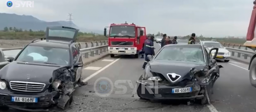 Aksident në aksin Lezhë-Laç/ Dy mjete përplasen me njëra-tjetrën, një nga drejtuesit dërgohet në spital