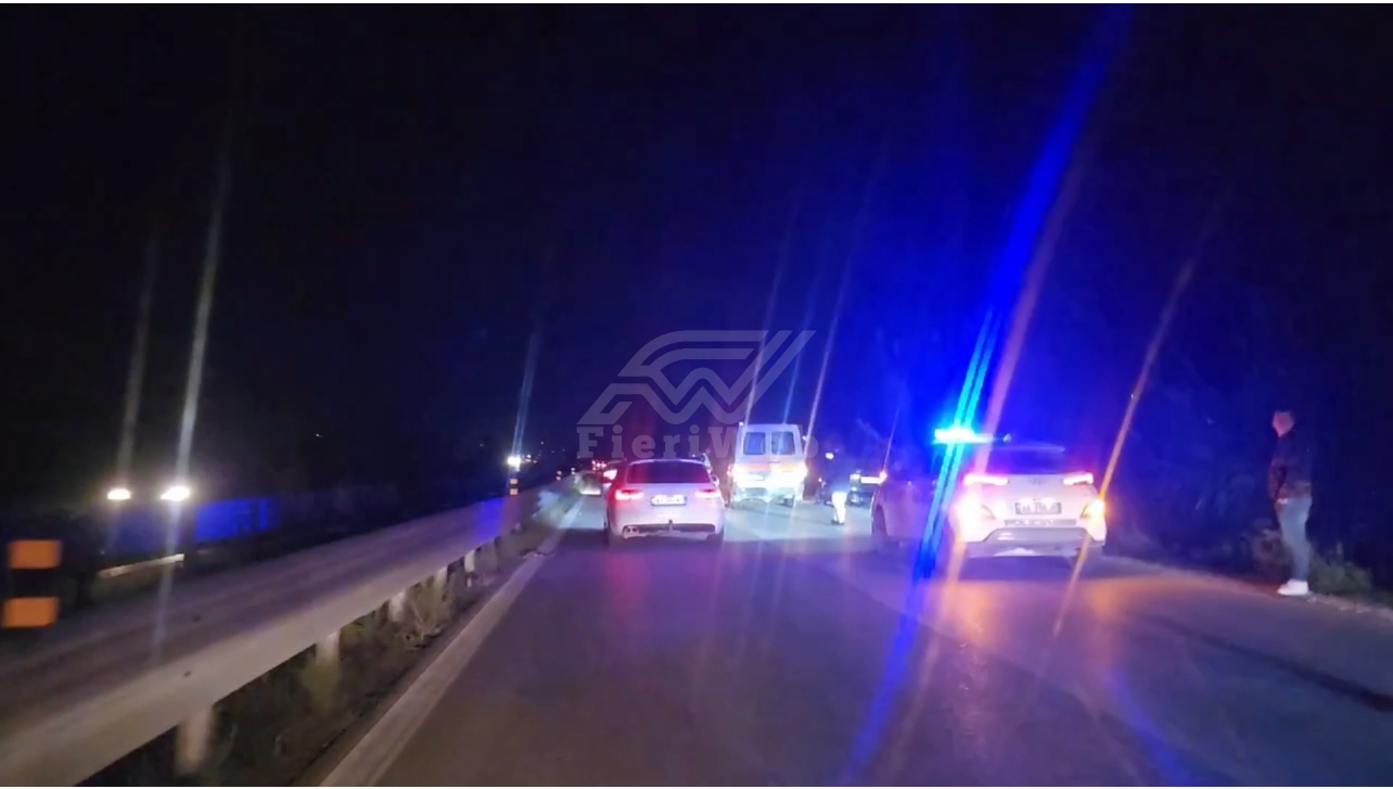 Aksident në aksin Lushnjë–Fier: Motomjeti përplas këmbësorin, dy të plagosur dërgohen në spital