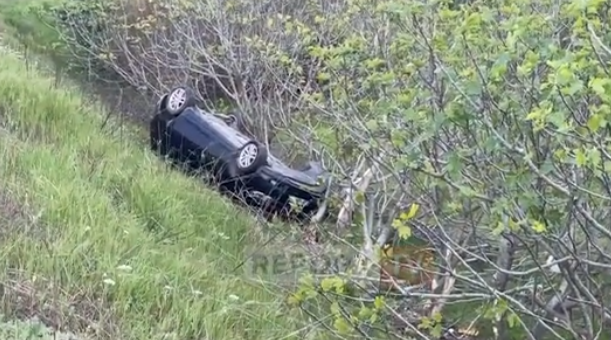 Aksident në aksin Milot-Rrëshen/ Automjeti përplaset me pemën dhe përmbyset anës rrugës, plagosen 5 persona