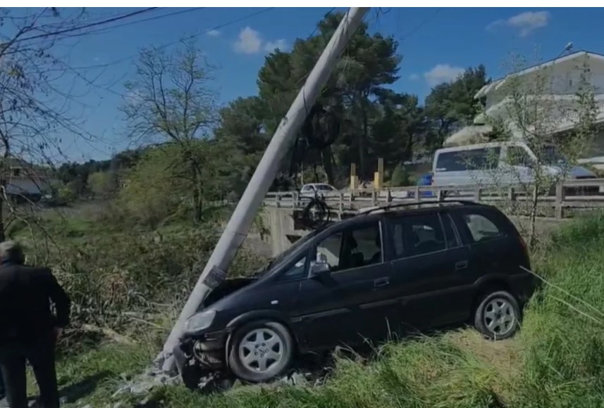 Aksident në aksin Tiranë-Klos! 19-vjeçari humb kontrollin e makinës, 4 të plagosur