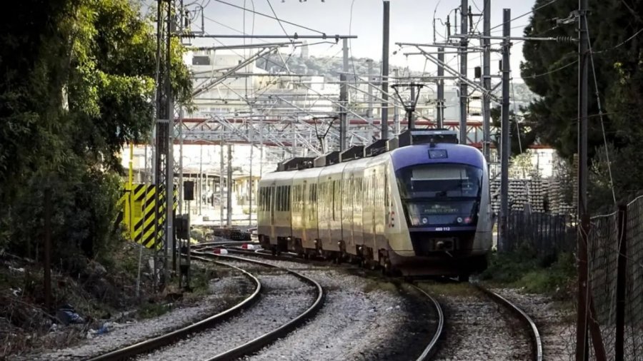 Aksident në Greqi/ Treni me dhjetëra udhëtarë përplaset me një kamion