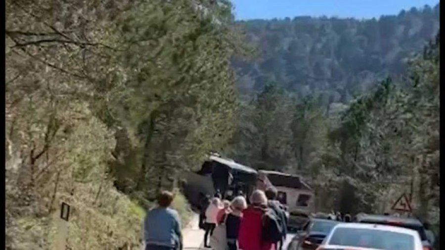 Aksident në Llogara, autobusi përplaset me një kamion