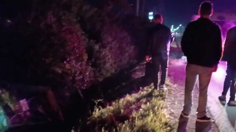 Aksident në Lushnjë/ Motoçikleta përfundon në kanal, dy persona shpëtojnë 17-vjeçarin që po mbytej