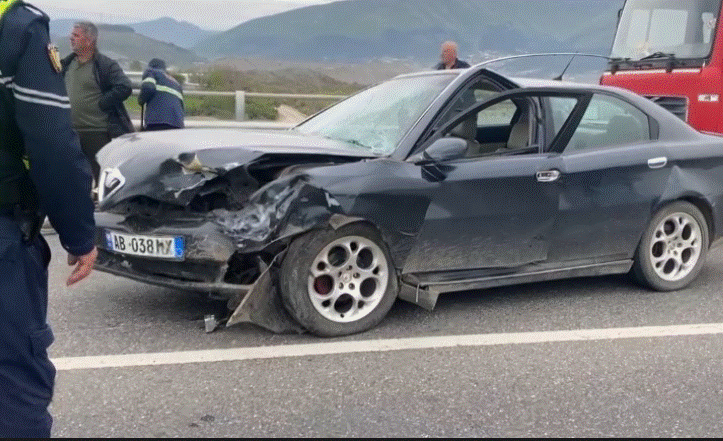 Aksident në rrugën Lezhë-Laç, makinat përplasen ‘kokë më kokë’, plagoset një nga drejtuesit!