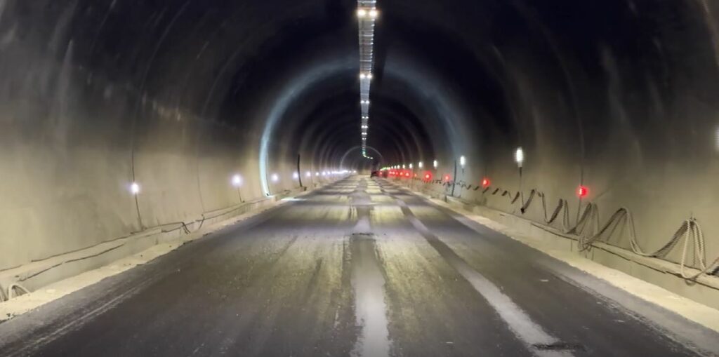 Aksident në tunelin e Murrizit/ Disa persona të plagosur transportohen drejt Traumës, bllokohet qarkullimi