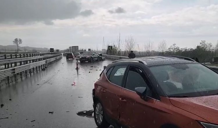 Aksidenti masiv në Fier, u përplasën 7 makina