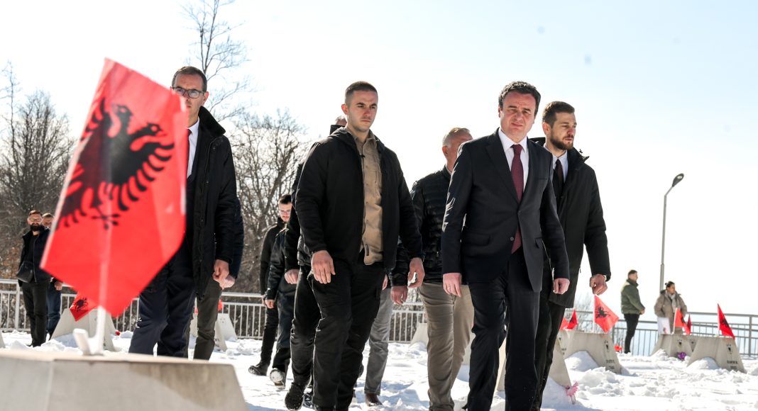 Albin Kurti nderon dëshmorët e Koshares në 26-vjetorin e betejës së lavdishme