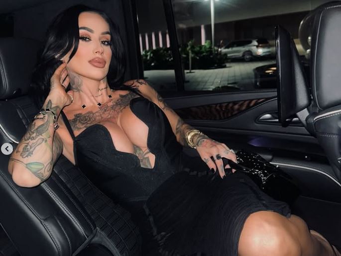 Alby provokon ndjekësit, vëmendja te gjoksi shpërthyes