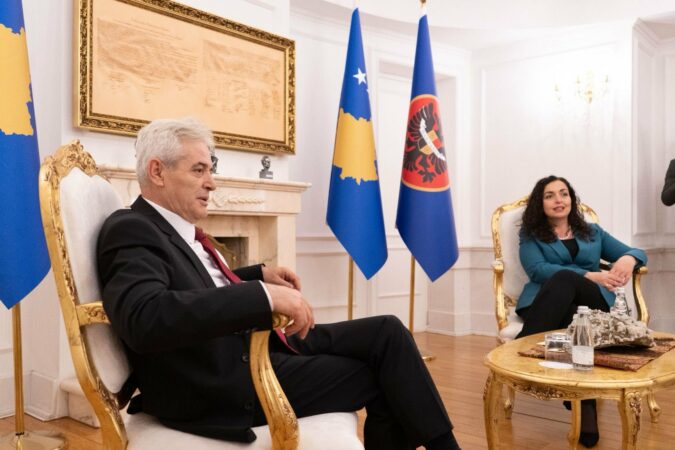 Ali Ahmeti në takimin me Osmanin: Shqiptarët në RMV po përballen me një ofensivë të rrezikshme