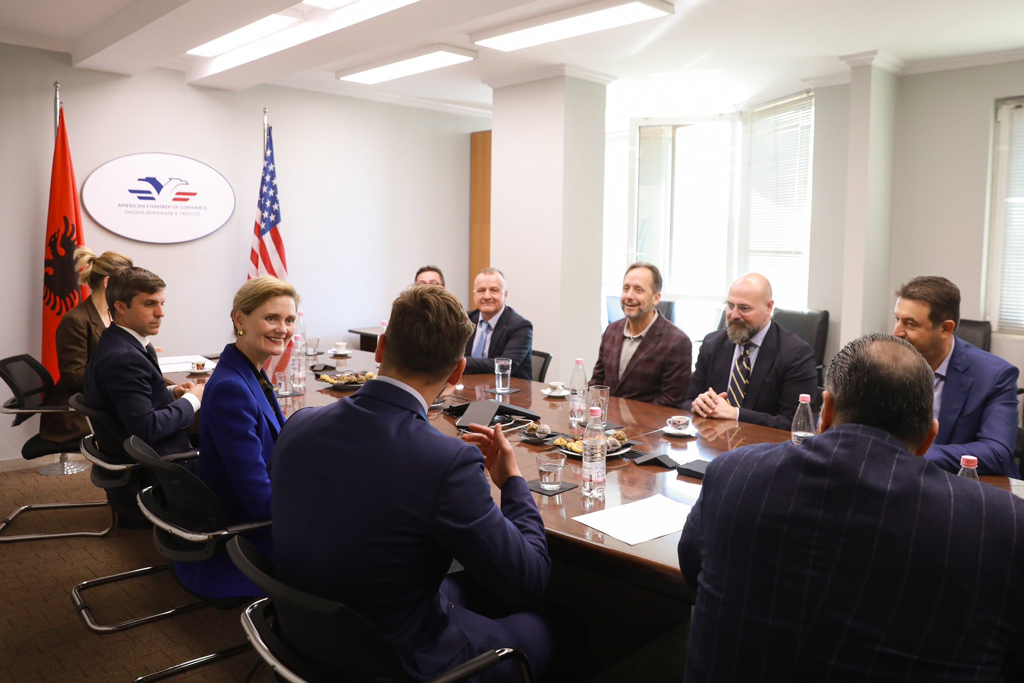 Ambasada Amerikane në Tiranë: Klima më e favorshme investimi mund të shtojë praninë e SHBA-së