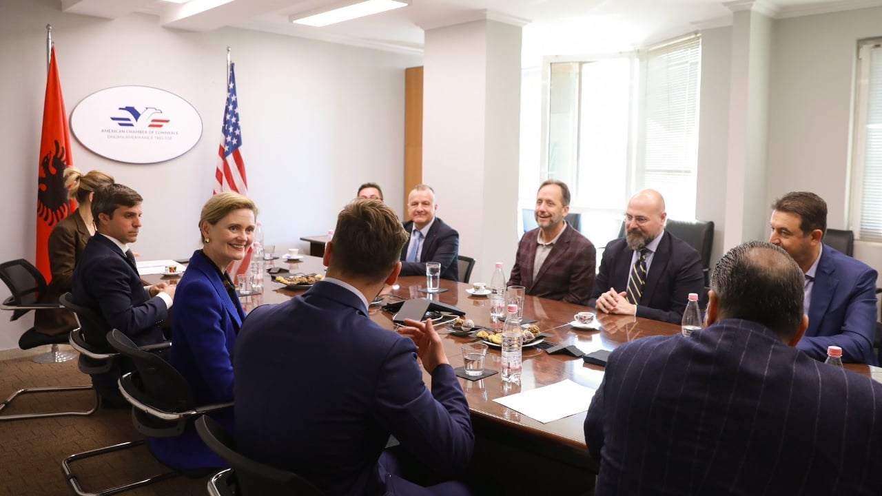 Ambasada Amerikane në Tiranë: Një klimë më e favorshme investimi mund të sjellë prani më të madhe të ShBA