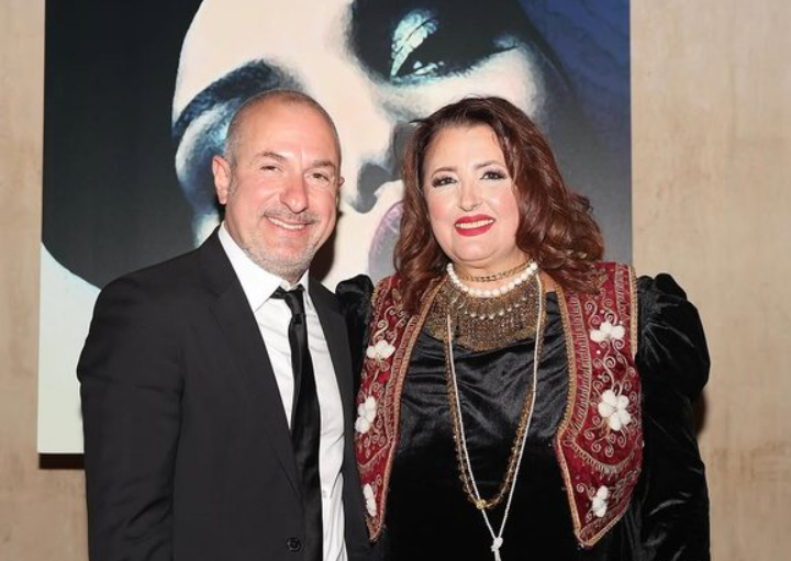 Ambasadori Ervin Bushati takon ikonën e muzikës, Parashqevi Simaku në SHBA: Këngët e saj ngritën peshë zemrat e sallës shqiptare