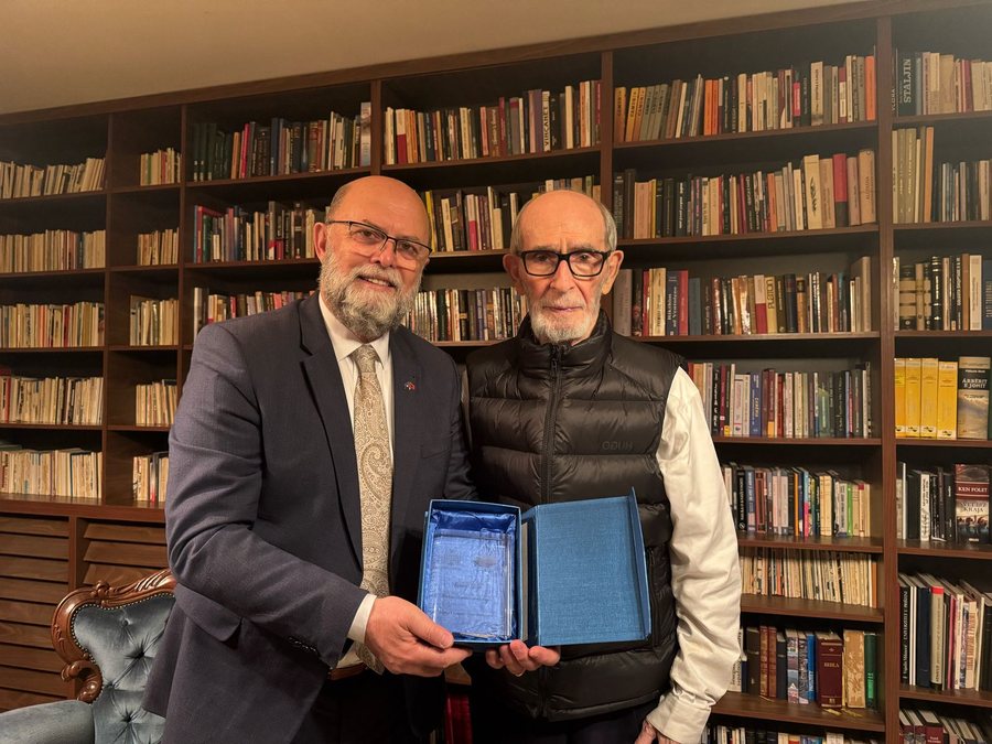 Ambasadori i Shqipërisë në Kosovë i dorëzon akademikut Rexhep Qosja çmimin ”Lumo Skendo”