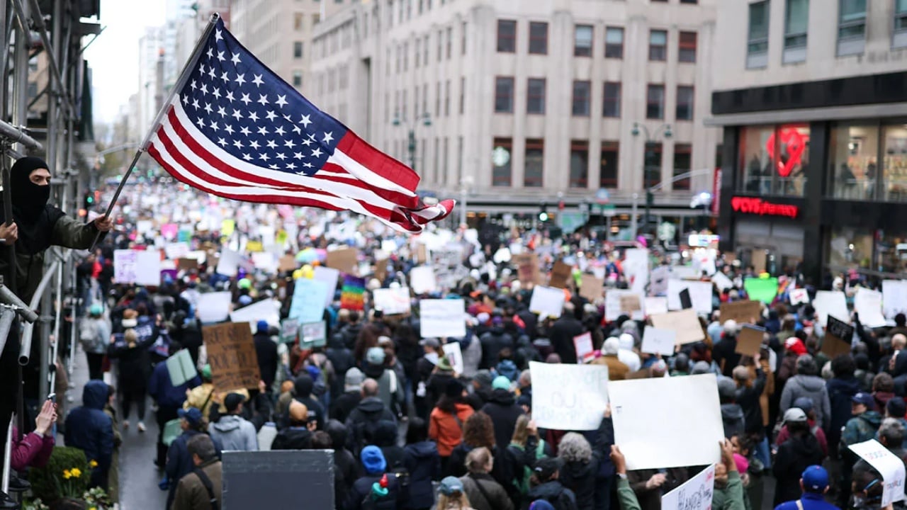 “Amerika nuk ka nevojë për një mbret”/ Shpërthejnë protestat në SHBA dhe Evropë kundër tarifave të Trump
