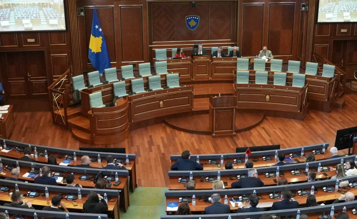 Anëtarët e Qeverisë pas betimit si deputetë s’mund të ushtrojnë detyra ekzekutive