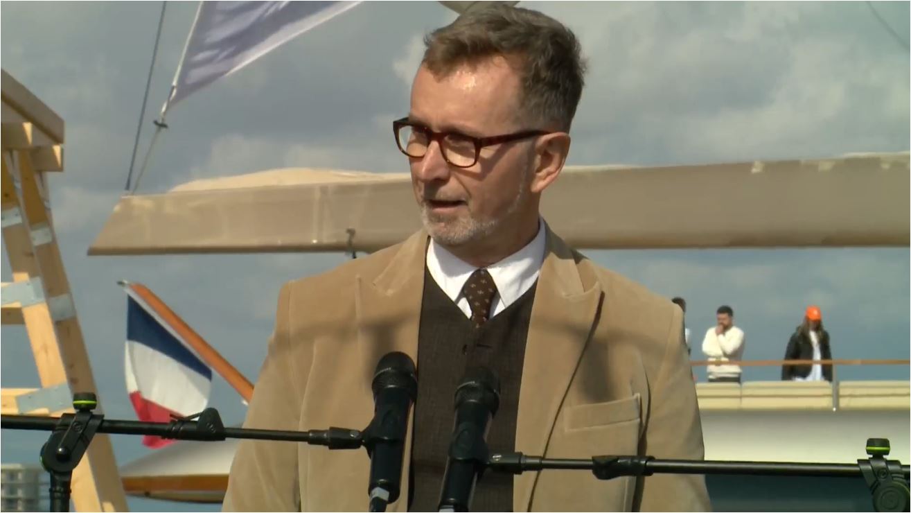 Anija muze ‘Art Explora’ ankorohet në Durrës, ambasadori Gonzato: U impresionova nga pikturat e refugjatëve të rinj!