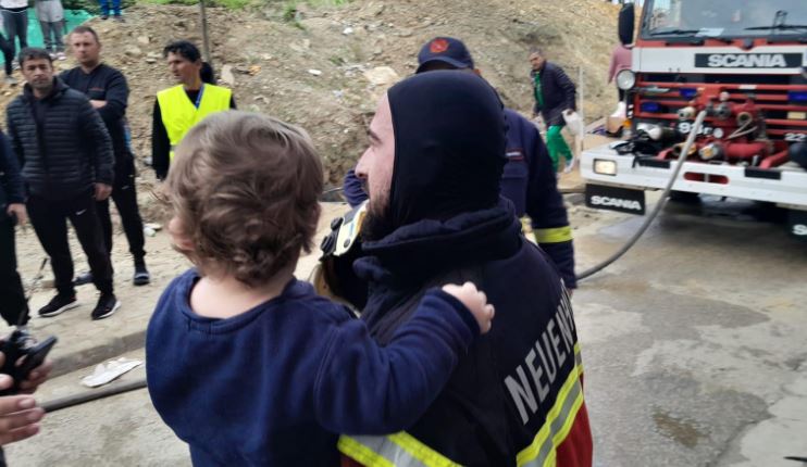 Apartamenti në Shkozë përfshihet nga flakët, në rrezikbanorët, mes tyre edhe fëmijë