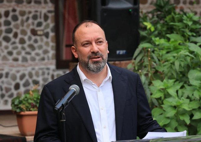 Arbjan Mazniku dëshmon për 4 orë në Prokurorinë e Tiranës për shpërdorim detyre dhe asfalt elektoral, Këlliçi akuzon…