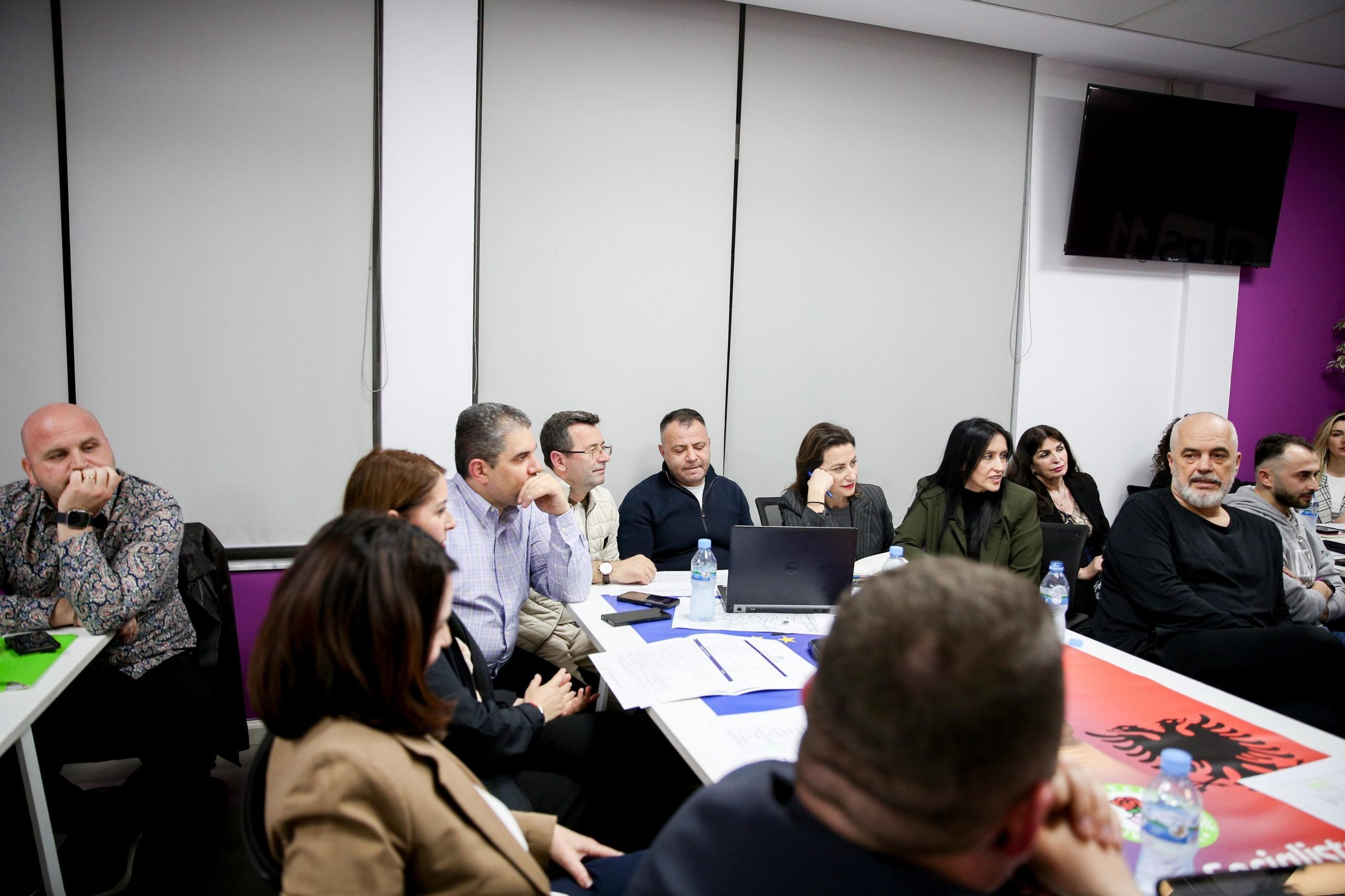 “Armiku fle, PS-ja s’fle”, Rama shkon në njësinë 11 në kryeqytet, batuta me anëtarët e strukturës: Dikur kishim flokë, tani s’kemi më