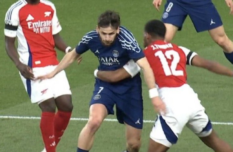 Arsenal-PSG, francezët tërbohen me arbitrin! Pretendojnë penallti për ndërhyrjen ndaj Kvaratskhelia-s (video)
