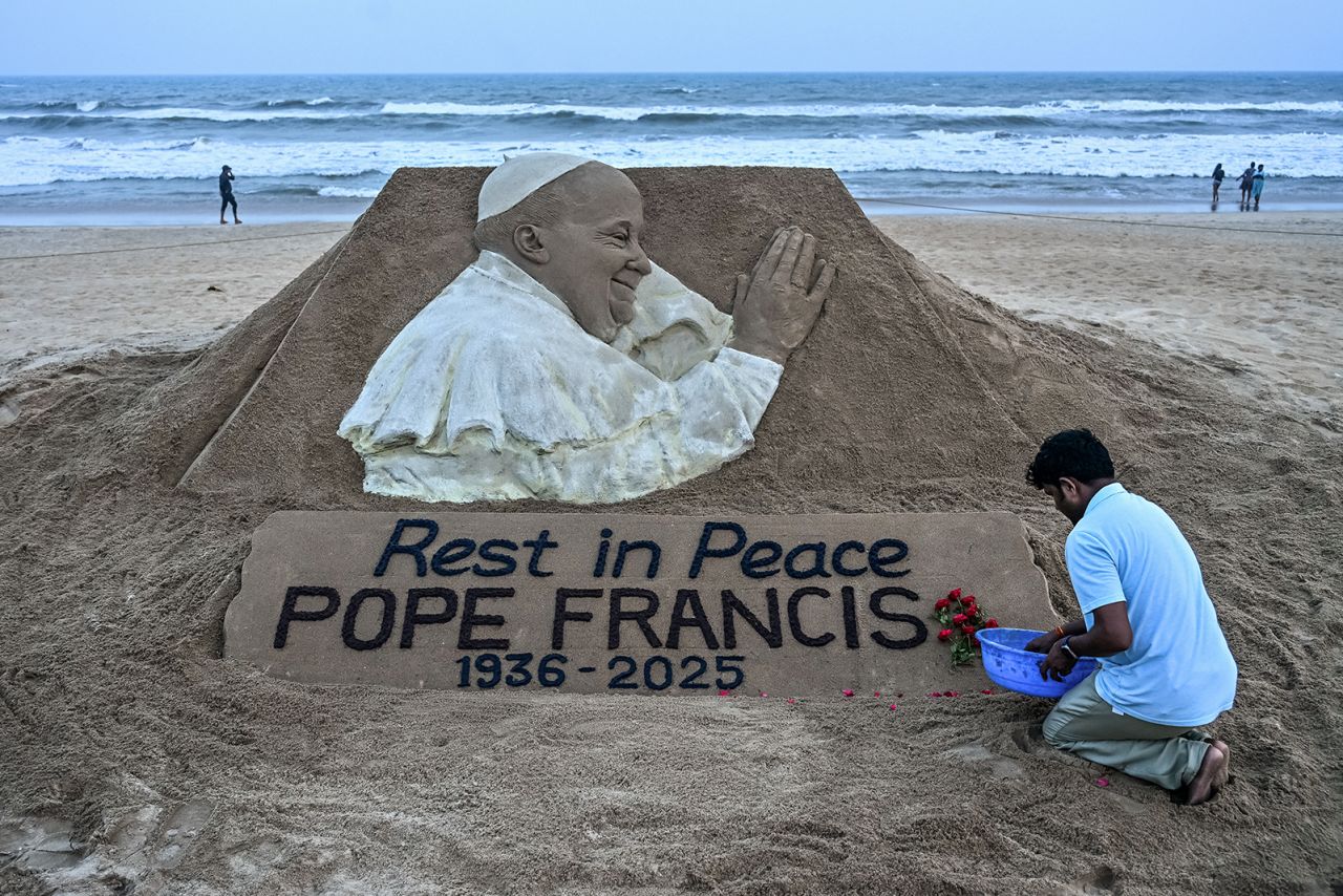 Artisti indian realizon portretin e Papa Françeskut në rërë