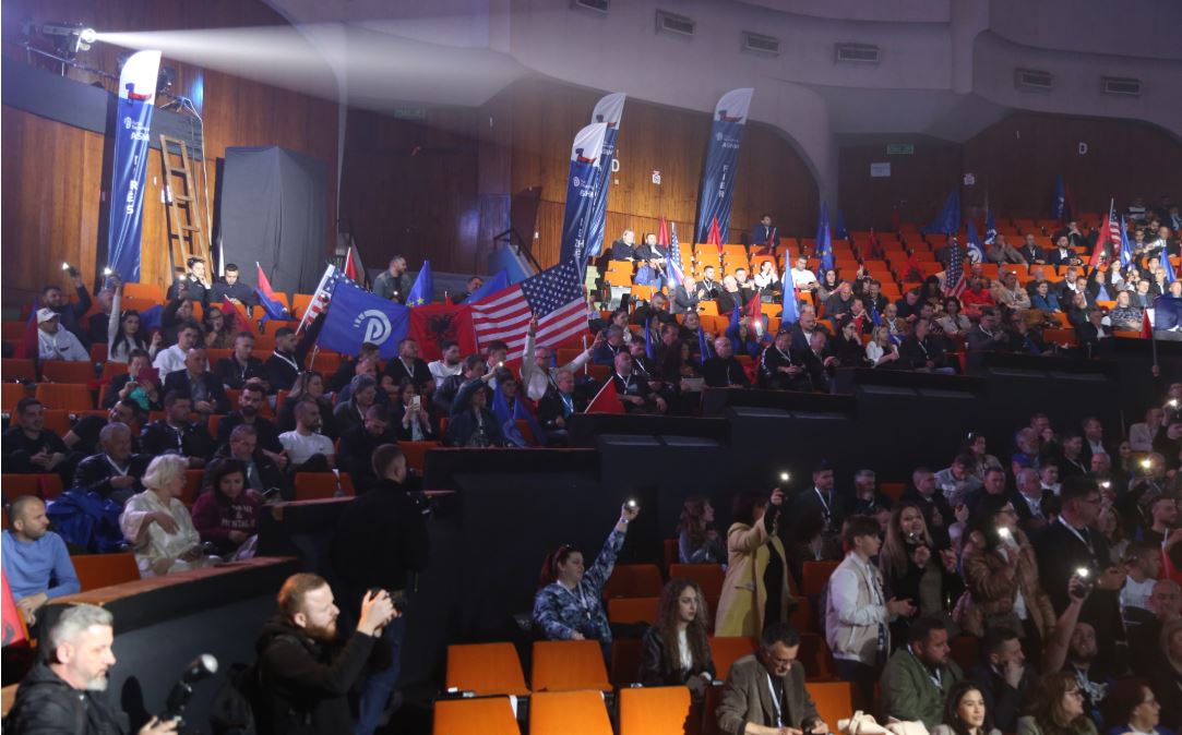 As LaCivita nuk mjafton! Berisha nuk mbush dot sallën e Pallatit të Kongreseve, dhjetëra karrige mbeten bosh