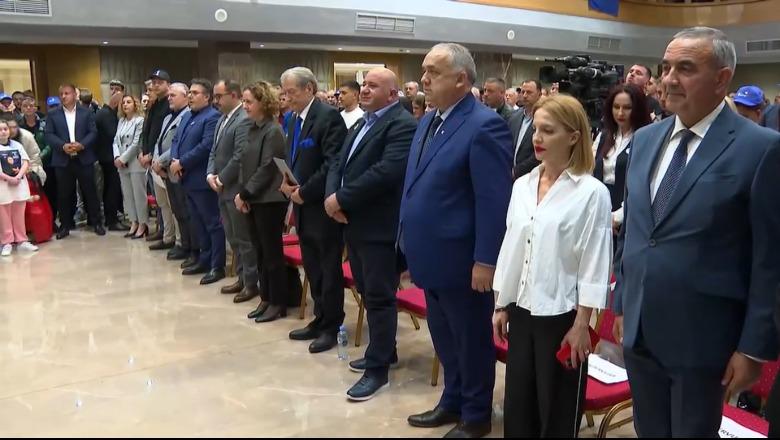 Asnjë respekt për ditën e zisë për Papa Françeskun, minuta e heshtjes në takimin e Berishës nis me sharje