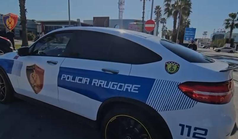 Automjeti përplas një skuter pranë bashkisë së Durrësit, dy 13-vjeçarë përfundojnë në spital