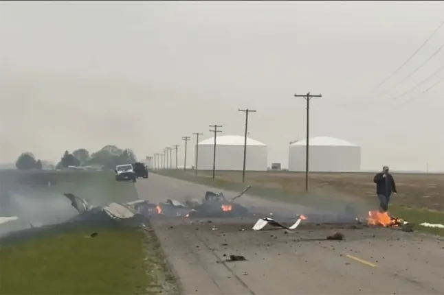 Avioni përplaset me linjat e energjisë dhe rrëzohet e shpërthen në flakë, vdesin të gjithë personat në bord