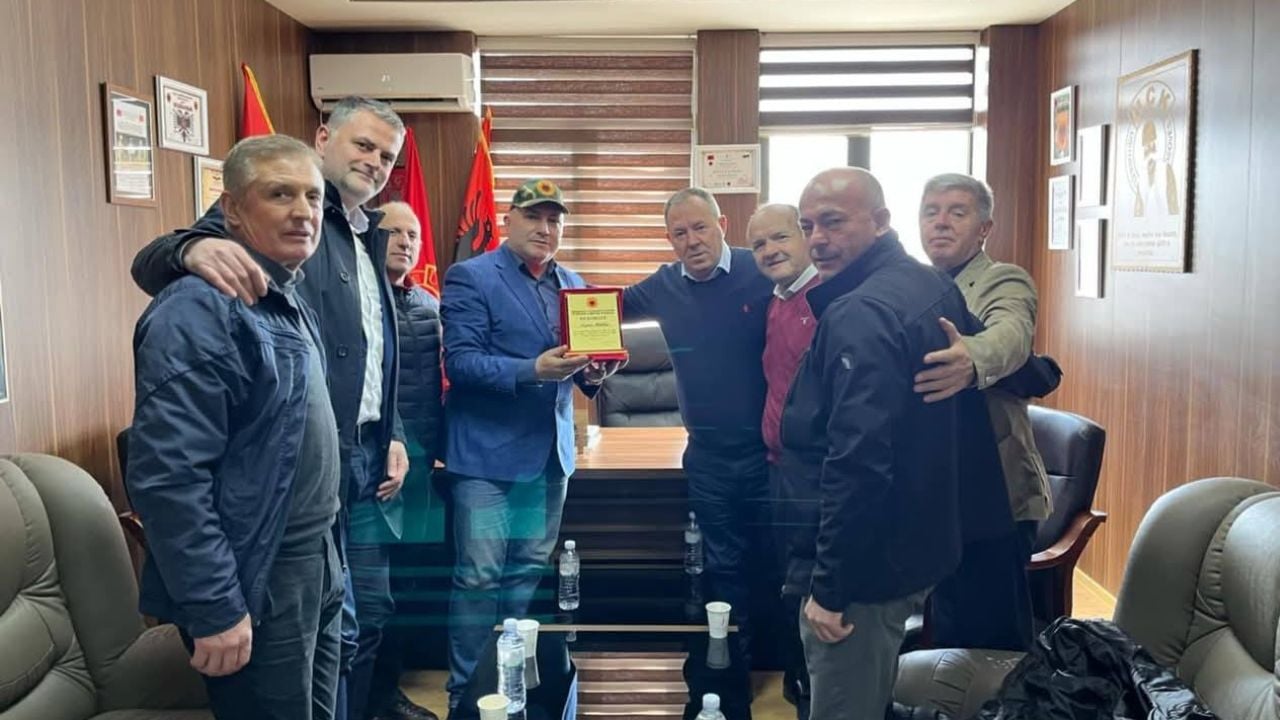 Azgan Haklaj dekorohet nga Organizata e Veteranëve të UÇK-së, vlerësim për kontributin e dhënë gjatë dhe pas luftës