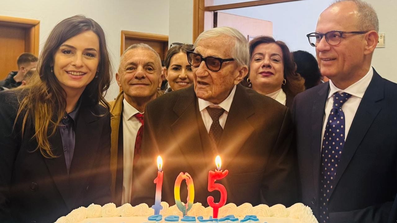 Babai i kodit penal, Ismet Elezi 105 vjeç: Korrupsioni luftohet vetëm duke qëndruar i ndershëm