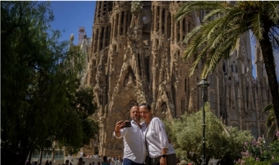 Barcelona do të krijojë një zonë të veçantë selfie për të frenuar kaosin turistik në Sagrada Familia