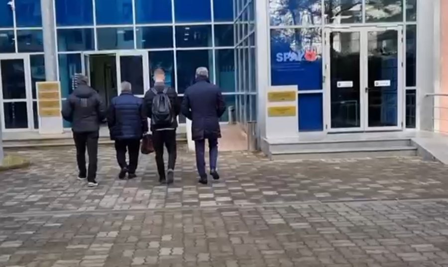 Bardh Spahia mbërrin në GJKKO, largoi nga detyra administratorin e Ujësjellësit