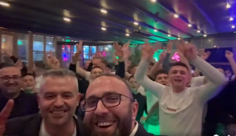 Bardhi poston video me të rinjtë në Lushnje dhe ironizon Ballukun: Kërcejmë, por jo nga belaja