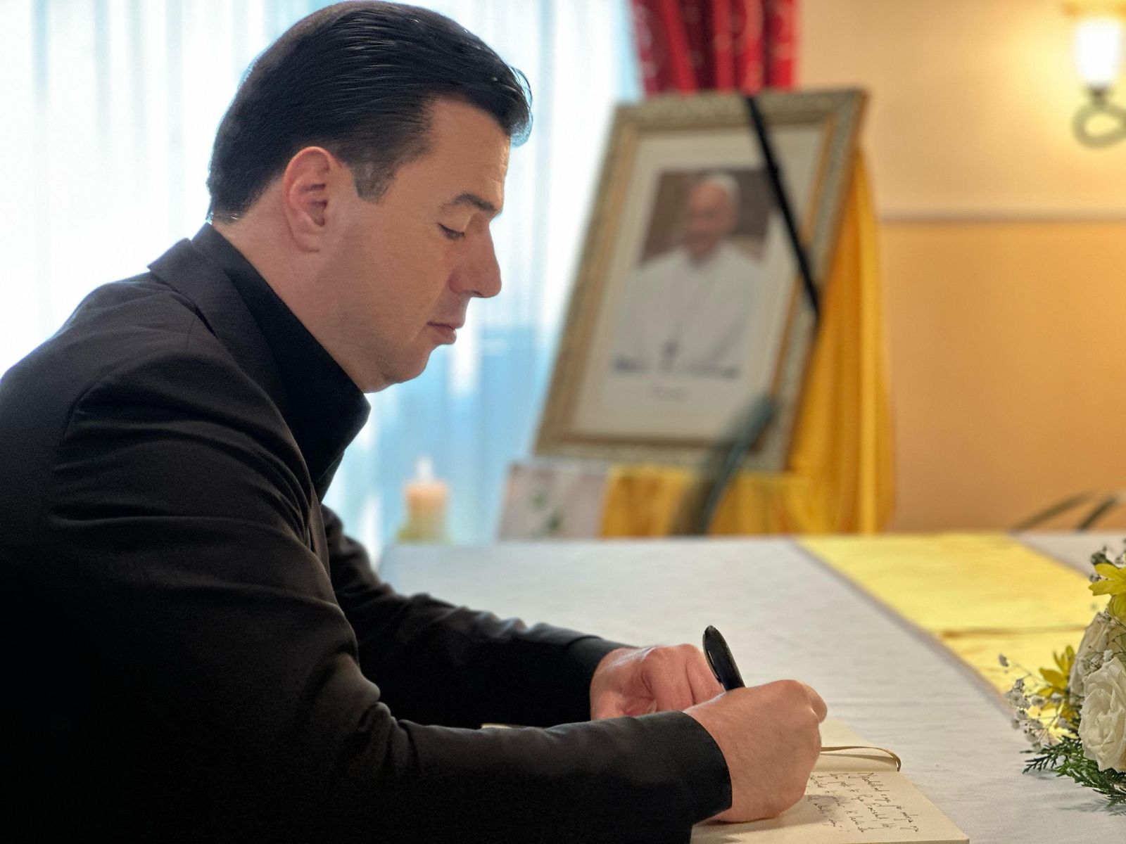 Basha merr pjesë në homazhet e Ambasadës së Vatikanit për ndarjen nga jeta të Papa Françeskut