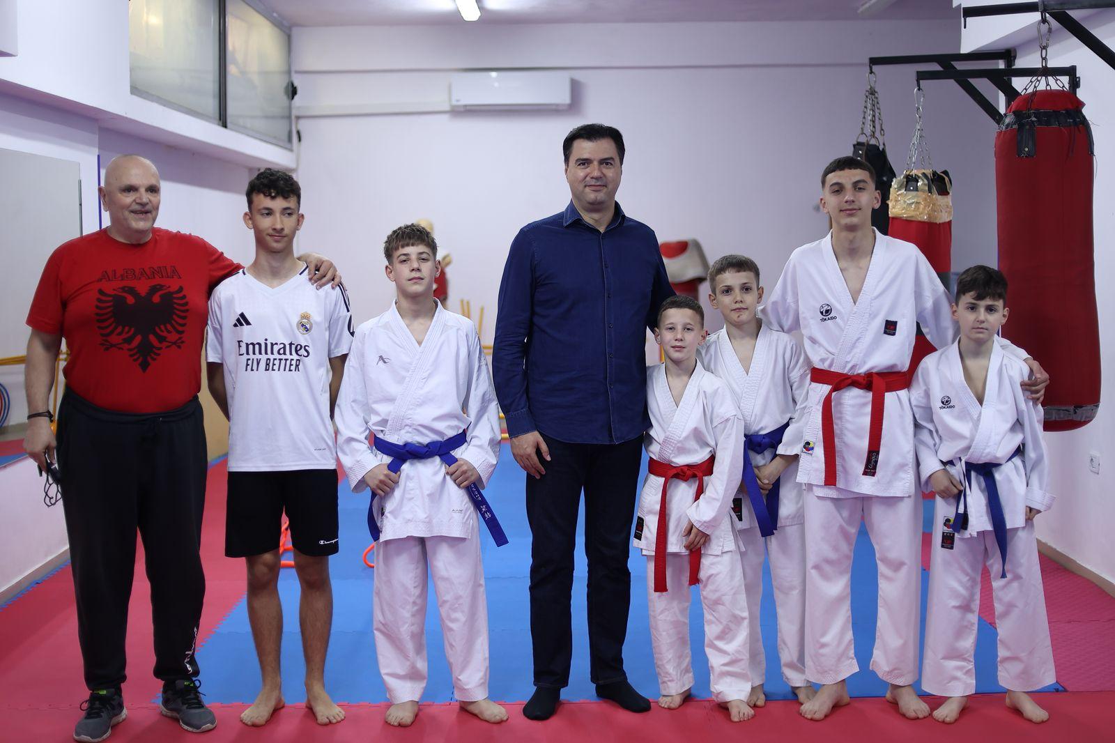 Basha viziton palestrën “Tirona Karate”/ Programi i Koalicionit Euroatlantik parashikon ndërtimin e terreneve…
